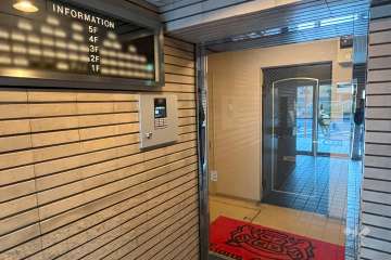 エントランスはオートロック付きです。