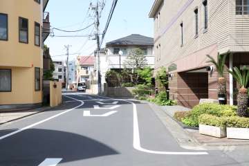 敷地西側の前面道路(南側から)