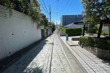敷地南東側の前面道路（北東側から）