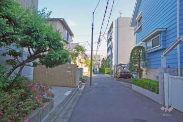 敷地西側の前面道路（北側から）。突き当りは淡島通りです。