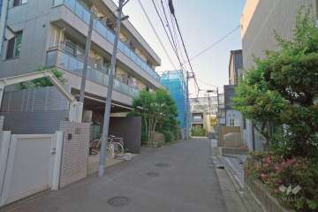 敷地西側の前面道路（南側から）