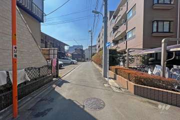 敷地東側の前面道路(北側から)