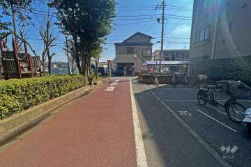 敷地北側の前面道路(西側から)