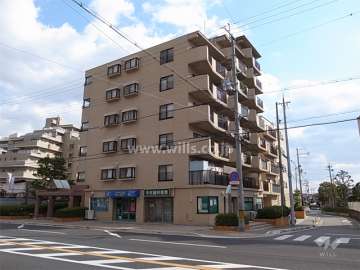 エンゼルハイム伊丹の外観（北西側から）　1階部分は一部店舗になっています。