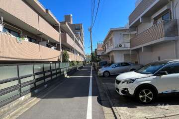 敷地の南側前面道路（西側から）