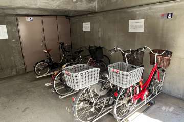 屋内に設けられた駐輪場