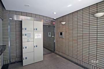 エントランスはオートロック付きです。