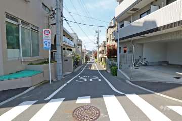 敷地南側の前面道路（東側から）