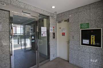 エントランスはオートロック付きです。