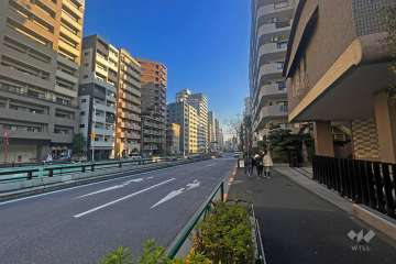 敷地北東側の前面道路(北西側から)