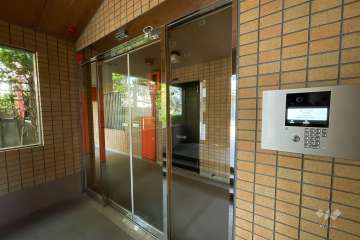 エントランスはオートロック付きです。
