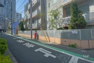 敷地南側の前面道路（西側から）