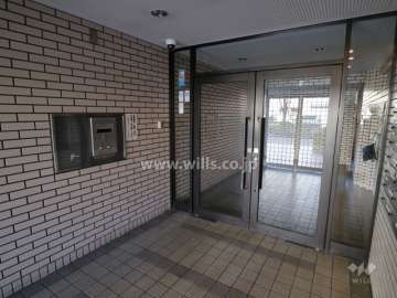 エントランスはオートロック付きです。