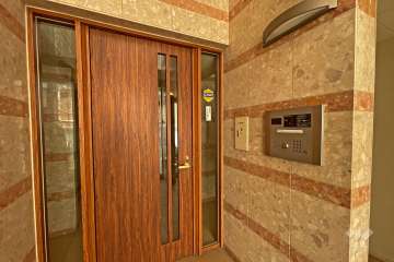 エントランスはオートロック付きです。