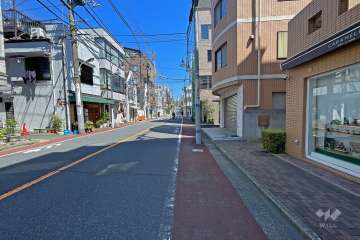 敷地西側の前面道路（南側から）