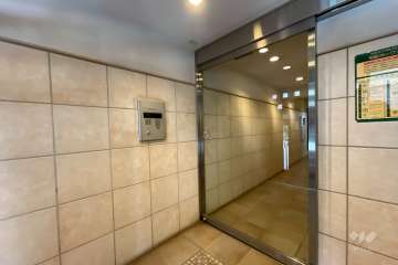 エントランスはオートロック付きです。