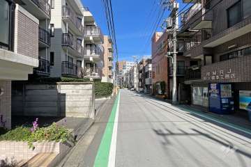 敷地東側の前面道路（南側から）