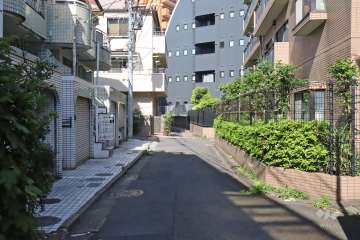 敷地北西側の前面道路（南西側から）