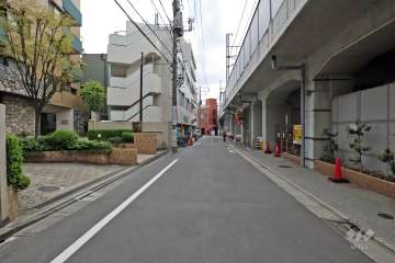 敷地西側の前面道路（南側から）