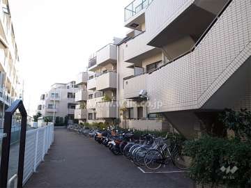 敷地北部分にある駐輪場
