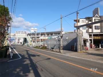 敷地西側の前面道路は二車線のバス通り。すぐ目の前にバス停があります。