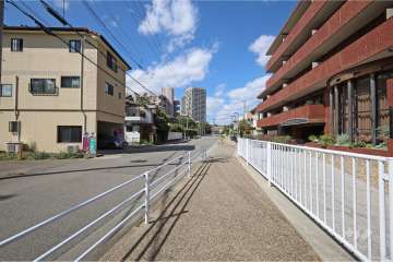 敷地南側の前面道路（東側から）