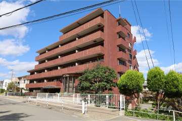 ゴールデングリタ宝塚の外観（南東側から）