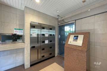 エントランスはオートロック付きです。　