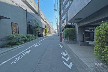 敷地南東側の前面道路（北東側から）