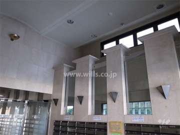 エントランスは吹き抜けになっています。