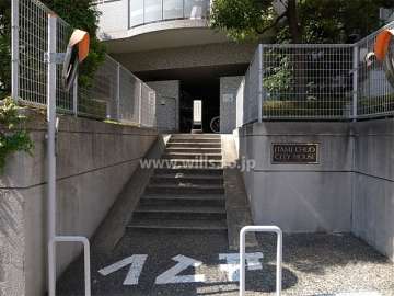 駐輪場入り口。駐輪場は建物1階にあります。