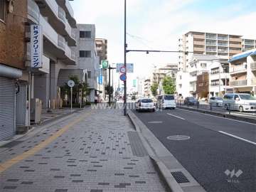 敷地の東側は産業道路に面しています。