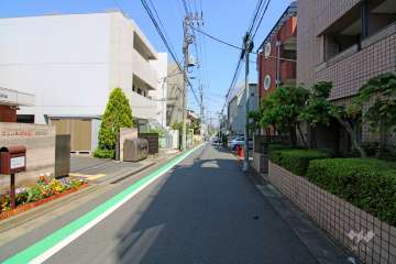 敷地北東側の前面道路
