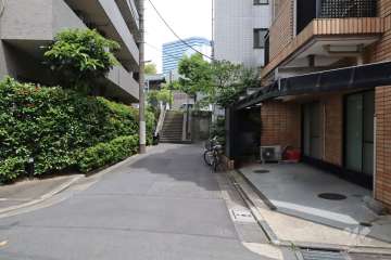 敷地北側の前面道路(西側から)