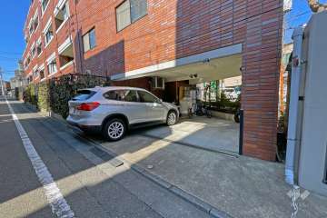 西側の敷地内駐車場（屋外平面式）