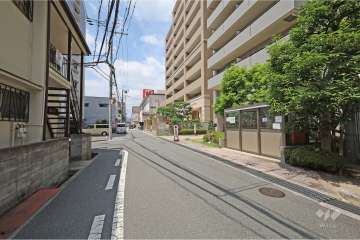 敷地南側の前面道路（東側から）