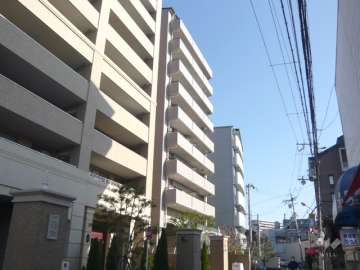 アザーレ伊丹ファミールの外観（南西側から）