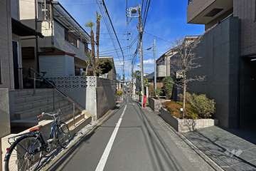 敷地西側の前面道路（南西側から）
