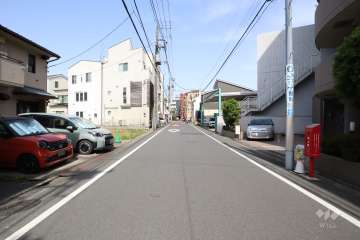 敷地北側の前面道路(西側から)