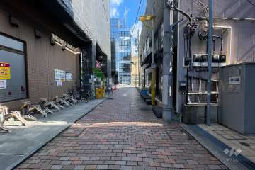 敷地西側の前面道路