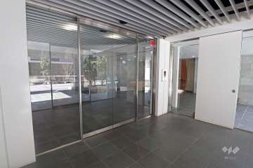 エントランスはオートロック付きです。