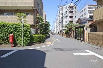 敷地北側の前面道路（東側から）