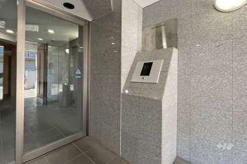 エントランスはオートロック付きです。