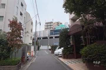 敷地南側の前面道路（東側から）