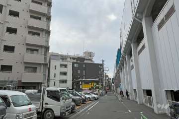 敷地北西側の前面道路（北東側から）