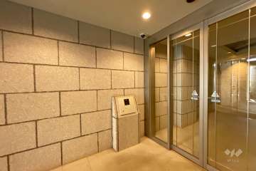 エントランスはオートロック付きです。