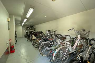 屋内に設けられた駐輪場