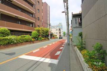 敷地西側の前面道路（南側から）