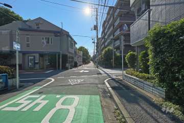 敷地南側の前面道路（東側から）