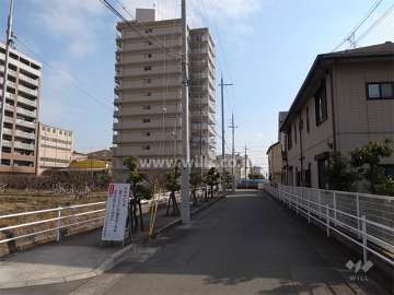 エントランスへ続く前面道路